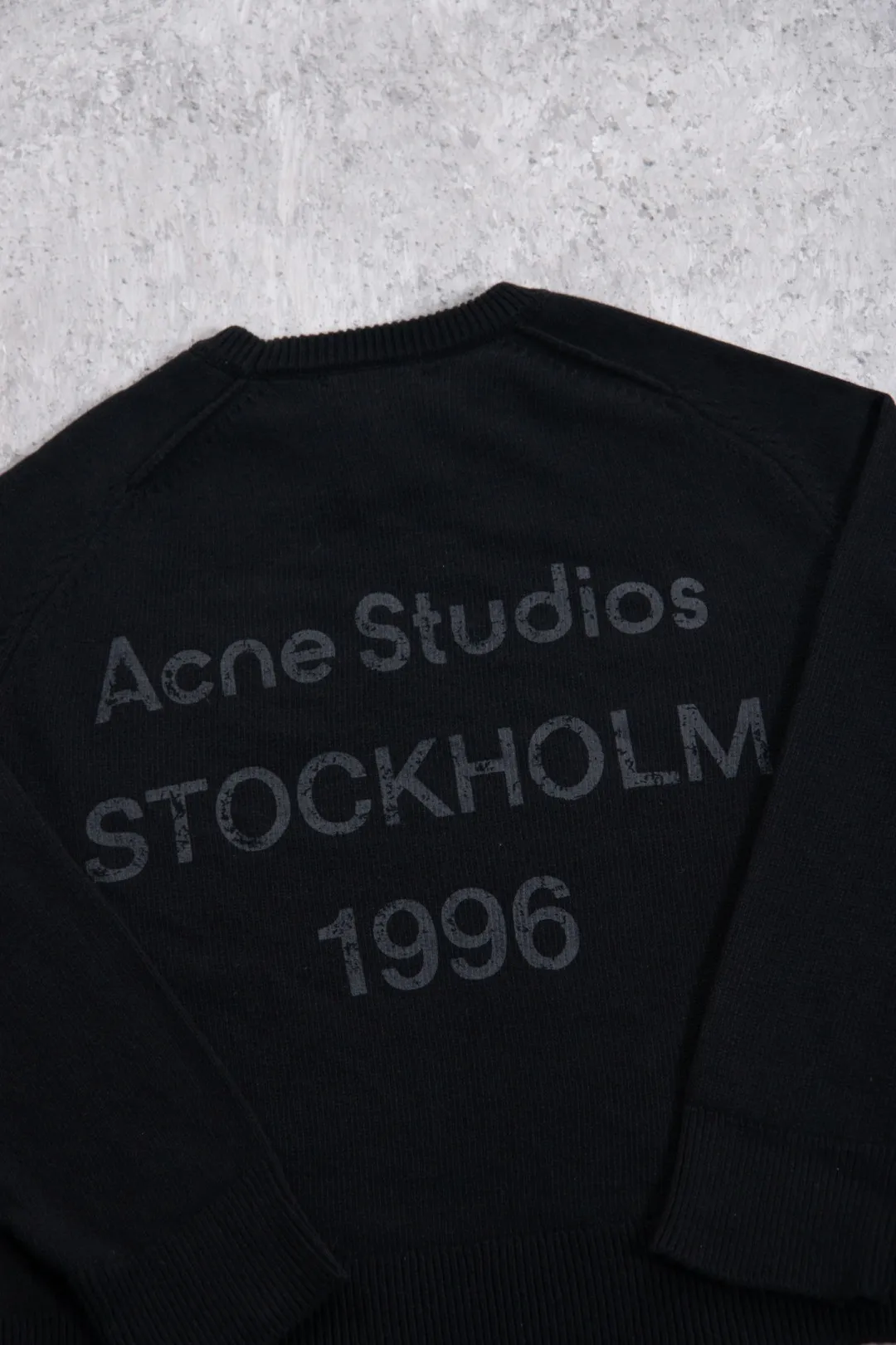 160 Acne Studios' minimalist design has become a new Nordic myth through artistic precipitation and sublimation. The typical cold style design has made fashion people who pursue low-key luxury become his loyal fans. Color: Black ACNE back sweater Fabric: 50% wool knitted fabric is thick and delicate, soft and skin-friendly, with good warmth retention. It can be worn alone or layered in autumn and winter with enough texture. Craftsmanship: The letters on the back are distressed and destroyed. The edges of the letters have a sense of wear. They are not ordinary flat printing. Details: All accessories are customized. The level of fineness can be compared with domestic. Cross-border special Size chart: S (chest 60, clothing length 66, sleeve length 81) M (chest 62, dress length 68, sleeve length 82) L (chest 64, dress length 70, sleeve length 83) 185-190cm, 185 pounds XL